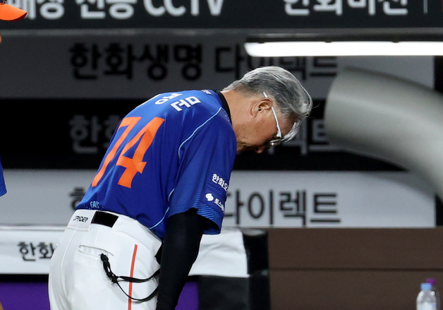 인사하는 김경문 감독