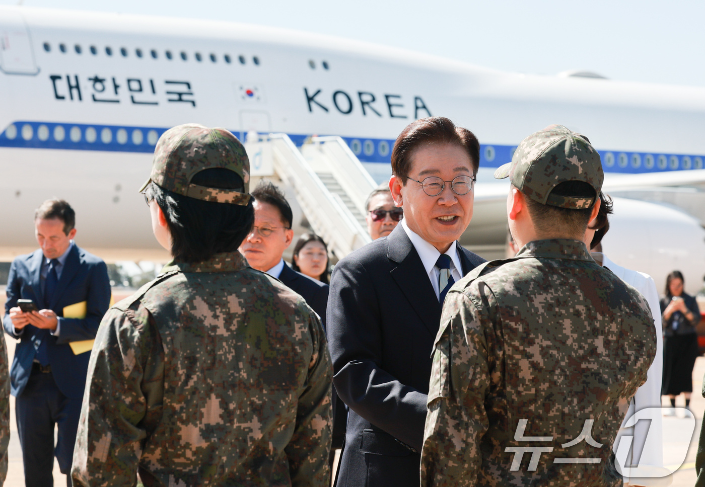 (브라질리아=뉴스1) 허경 기자 = 이재명 대통령이 26일(현지시간) 브라질 브라질리아 공군기지에서 공군이 차세대 대형 수송기로 도입하는 엠브라에르(Embraer) C-390를 시 …
