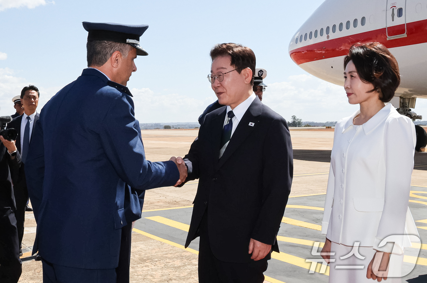 (브라질리아=뉴스1) 허경 기자 = 브라질을 국빈 방문한 이재명 대통령이 26일(현지시간) 브라질리아 공군기지에 도착해 환영객들과 인사를 하고 있다. 2026.7.27/뉴스1