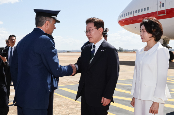 환영객들과 인사 나누는 이재명 대통령