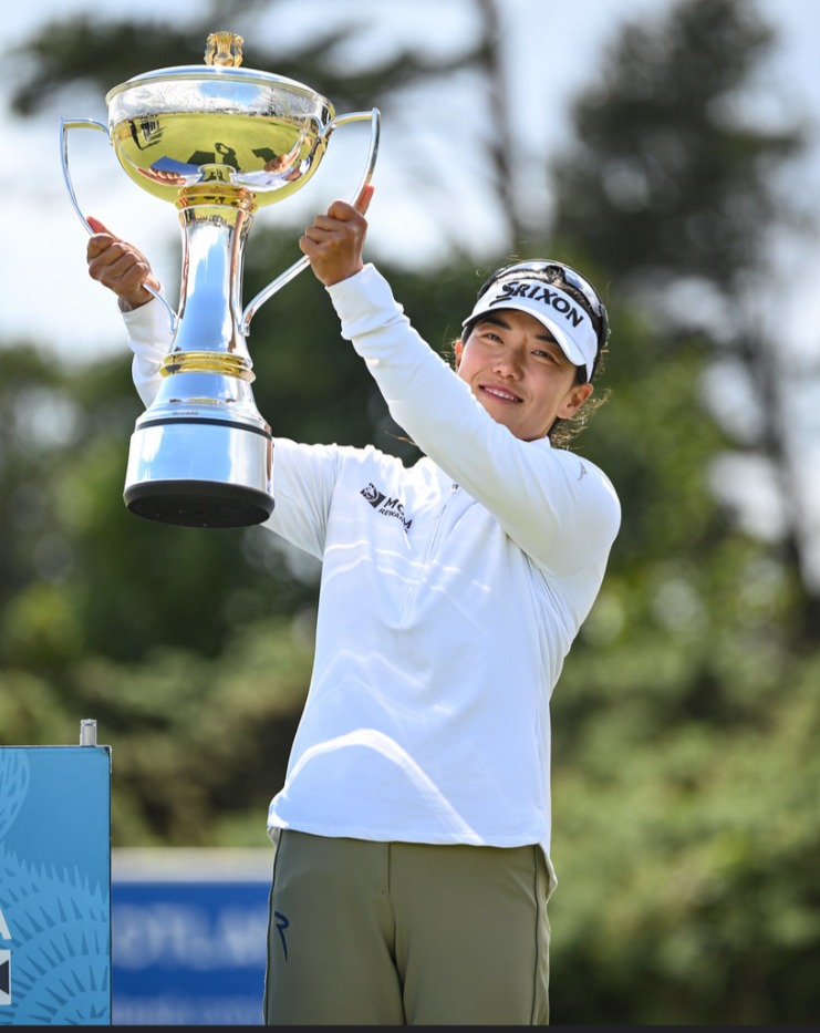 (서울=뉴스1) = 신지은이 26일(현지시간) 미국여자프로골프(LPGA) 투어 ISPS 한다 여자 스코틀랜드 오픈에서 우승을 차지한 후 트로피를 들어보이고 있다. (레이디스 유러피 …