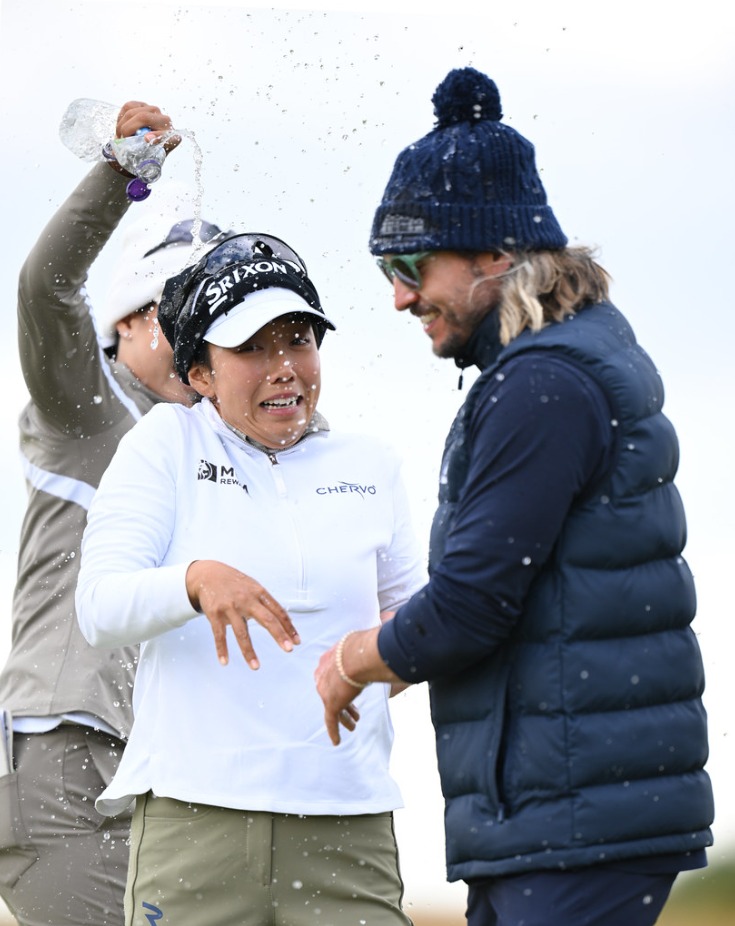 (서울=뉴스1) = 신지은이 26일(현지시간) 미국여자프로골프(LPGA) 투어 ISPS 한다 여자 스코틀랜드 오픈에서 우승을 차지한 후 동료들에게 축하 물세례를 받고 있다. (레이 …
