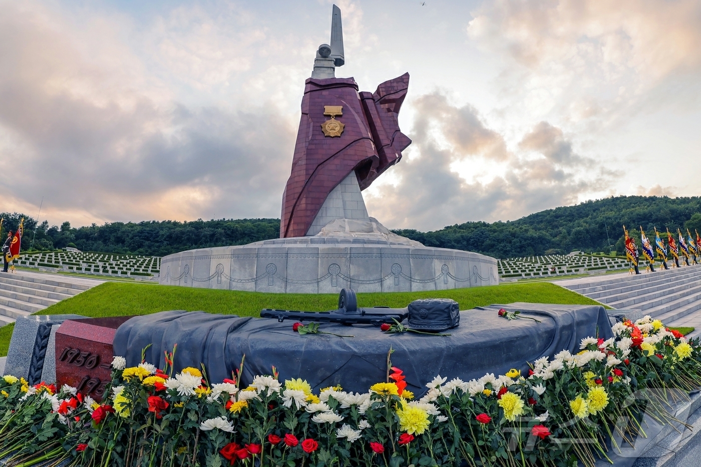 (평양 노동신문=뉴스1) = 북한 노동당 기관지 노동신문은 27일 김정은 북한 노동당 총비서가 '전승절'(한국전쟁 정전협정체결일) 73주년을 맞아 대성산혁명열사릉을 참배했다고 보도 …