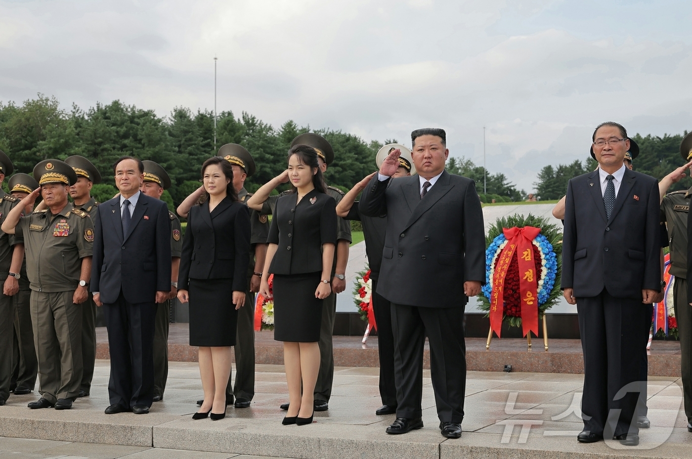 (평양 노동신문=뉴스1) = 북한 노동당 기관지 노동신문은 27일 김정은 노동당 총비서가 ‘전승절’(한국전쟁 정전협정체결일) 73주년을 맞아 전날 대성산혁명열사릉을 참배했다고 보도 …