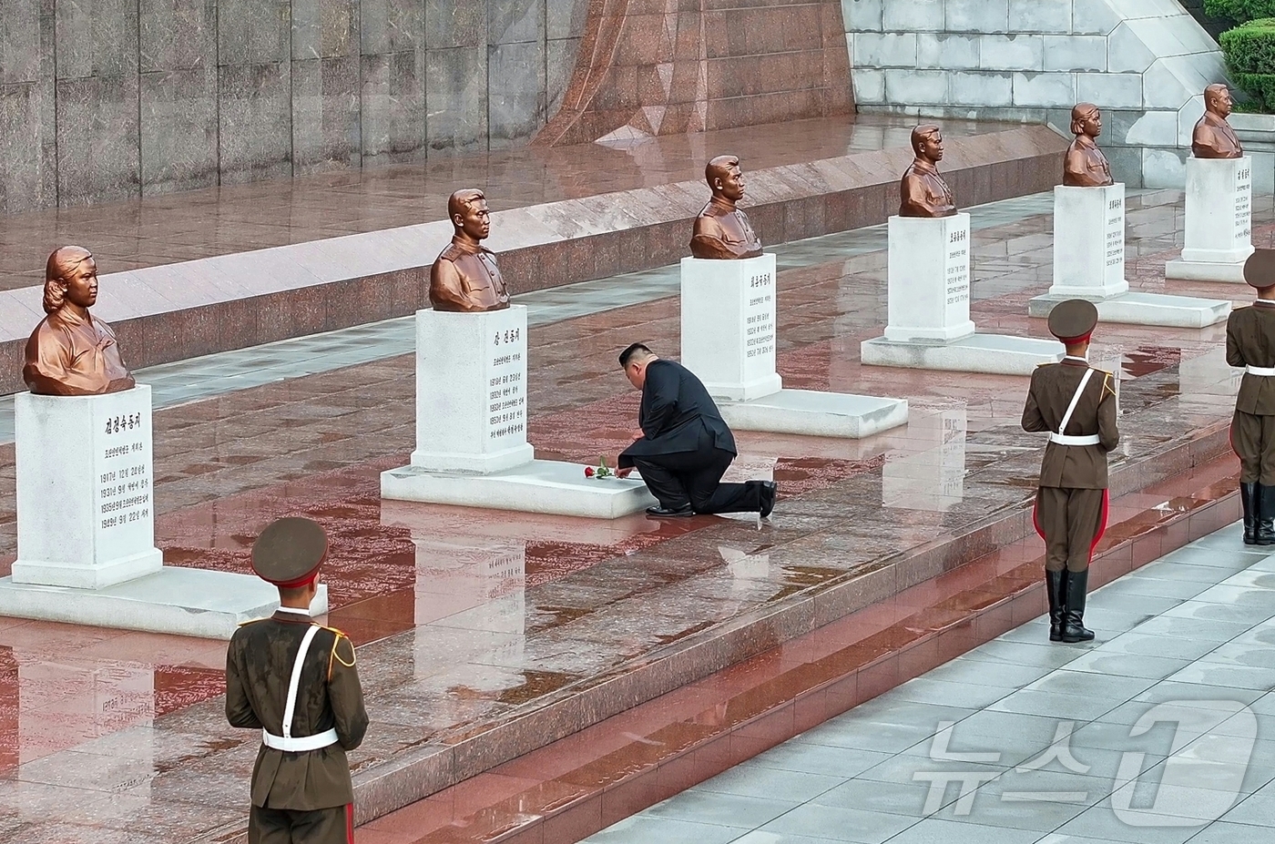 (평양 노동신문=뉴스1) = 북한 노동당 기관지 노동신문은 27일 김정은 노동당 총비서가 '전승절'(한국전쟁 정전협정체결일) 73주년을 맞아 전날 대성산혁명열사릉을 참배했다고 보도 …