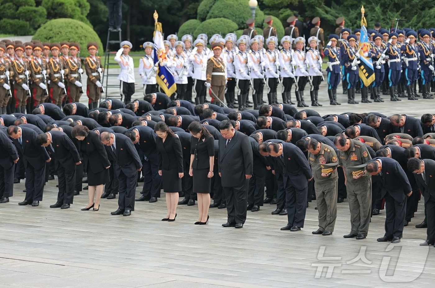(평양 노동신문=뉴스1) = 북한 노동당 기관지 노동신문은 27일 김정은 노동당 총비서가 '전승절'(한국전쟁 정전협정체결일) 73주년을 맞아 전날 대성산혁명열사릉을 참배했다고 보도 …
