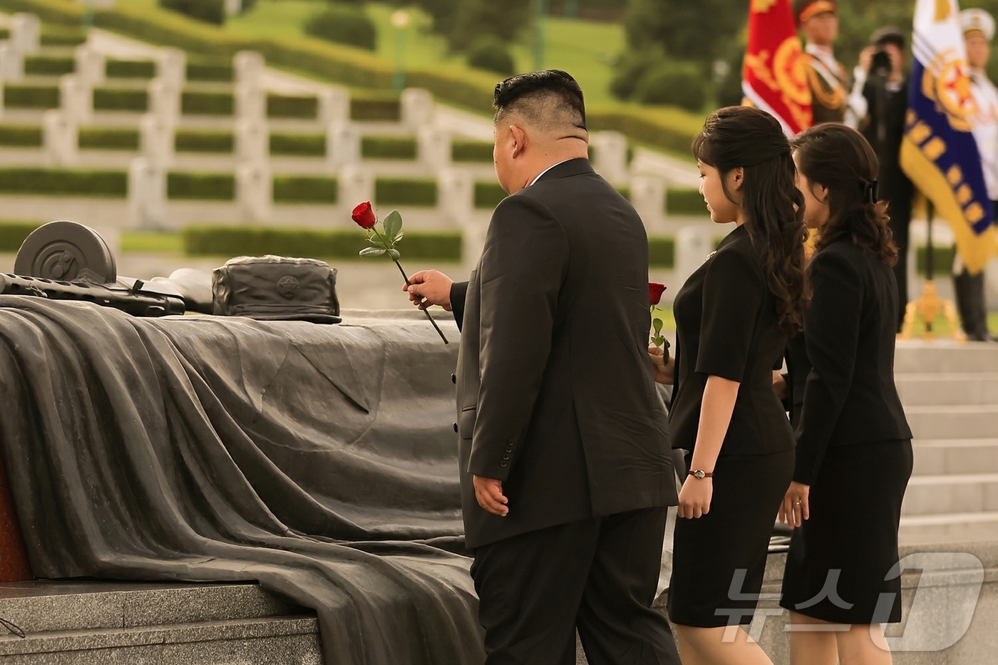 (평양 노동신문=뉴스1) = 북한 노동당 기관지 노동신문은 27일 김정은 노동당 총비서가 '전승절'(한국전쟁 정전협정 체결일) 73주년을 맞아 전날 조국해방전쟁참전열사묘를 참배했다 …
