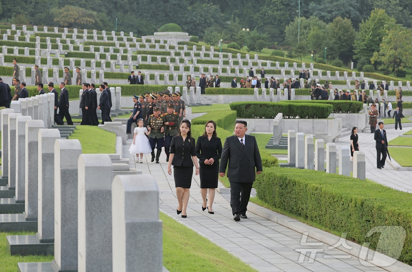 (평양 노동신문=뉴스1) = 북한 노동당 기관지 노동신문은 27일 김정은 노동당 총비서가 '전승절'(한국전쟁 정전협정 체결일) 73주년을 맞아 전날 조국해방전쟁참전열사묘를 참배했다 …