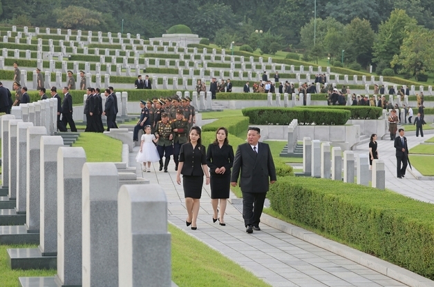 한 달 반 만에 나타난 김주애…간부들 제치고 김정은 옆에 섰다