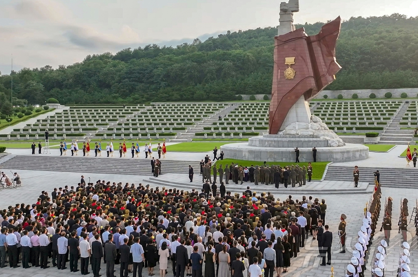 (평양 노동신문=뉴스1) = 북한 노동당 기관지 노동신문은 27일 김정은 노동당 총비서가 '전승절'(한국전쟁 정전협정체결일) 73주년을 맞아 전날 조국해방전쟁참전열사묘를 참배했다고 …