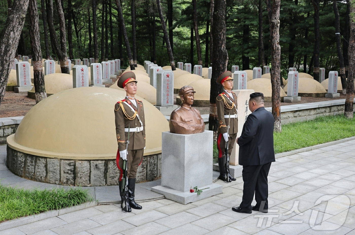 (평양 노동신문=뉴스1) = 북한 노동당 기관지 노동신문은 27일 김정은 노동당 총비서가 '전승절'(한국전쟁 정전협정체결일) 73주년을 맞아 전날 평안남도 회창군의 중국인민지원군열 …
