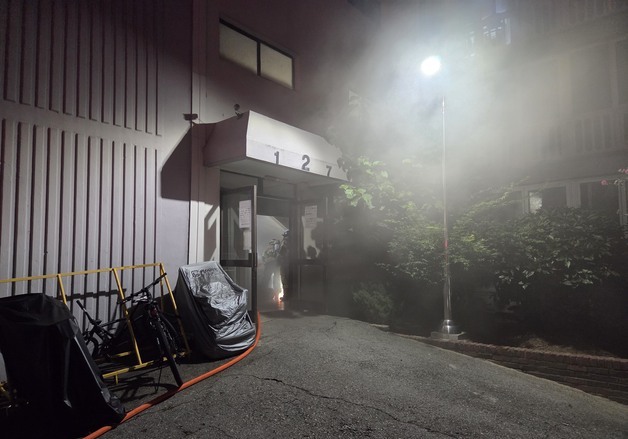 열대야 속 전남광주 아파트 배전반 화재…90가구 정전 불편