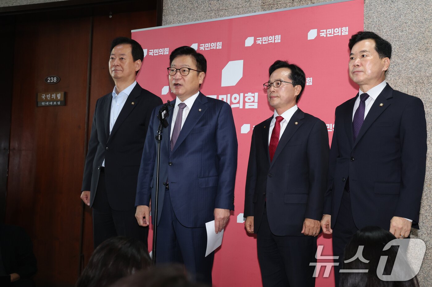 본문 이미지 - 정점식 국민의힘 원내대표가 27일 오전 서울 여의도 국회에서 권영진 의원의 '멱살 소동' 관련 브리핑을 하고 있다. 2026.7.27 ⓒ 뉴스1 황기선 기자