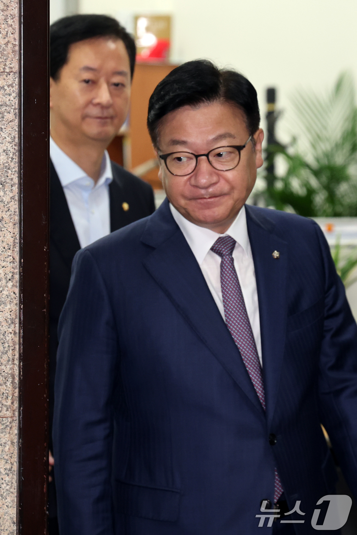 (서울=뉴스1) 황기선 기자 = 정점식 국민의힘 원내대표가 27일 오전 서울 여의도 국회에서 권영진 의원의 '멱살 소동' 관련 브리핑을 위해 발걸음을 옮기고 있다.  2026.7. …