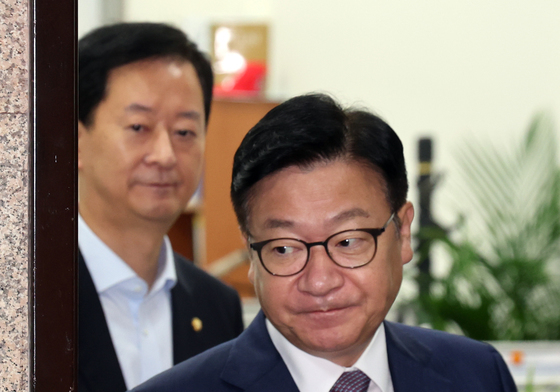 '멱살 소동' 관련 브리핑위해 발걸음 옮기는 정점식 원내대표