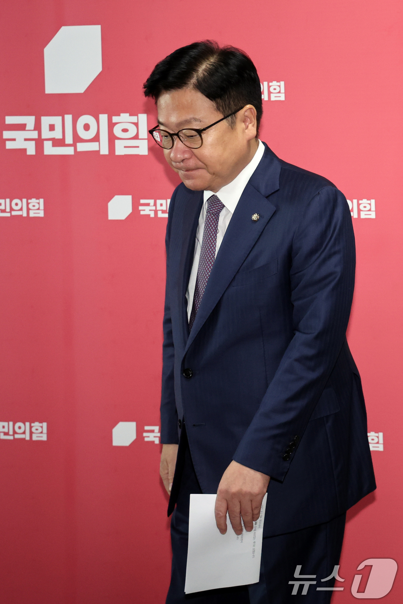 (서울=뉴스1) 황기선 기자 = 정점식 국민의힘 원내대표가 27일 오전 서울 여의도 국회에서 권영진 의원의 '멱살 소동' 관련 브리핑을 위해 발걸음을 옮기고 있다.  2026.7. …