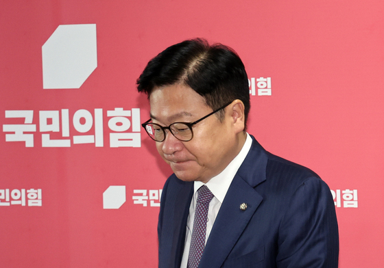 '멱살 소동' 관련 브리핑위해 발걸음 옮기는 정점식 원내대표