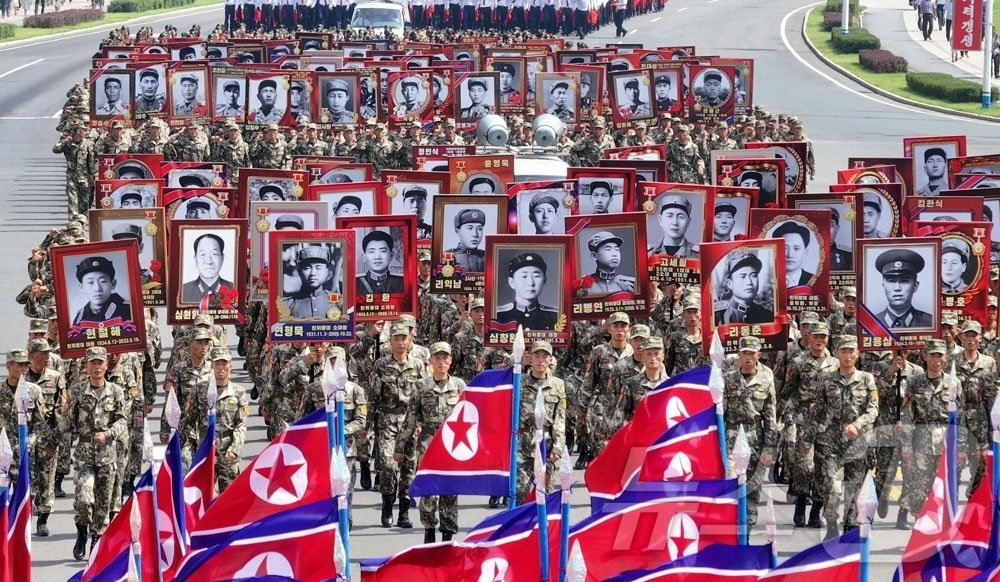 (평양 노동신문=뉴스1) = 북한 노동당 기관지 노동신문은 27일 '전승절'(한국전쟁 정전협정체결일) 73주년을 맞아 "전승세대는 우리의 힘, 마음의 기둥"이라며 "난관과 애로가 …