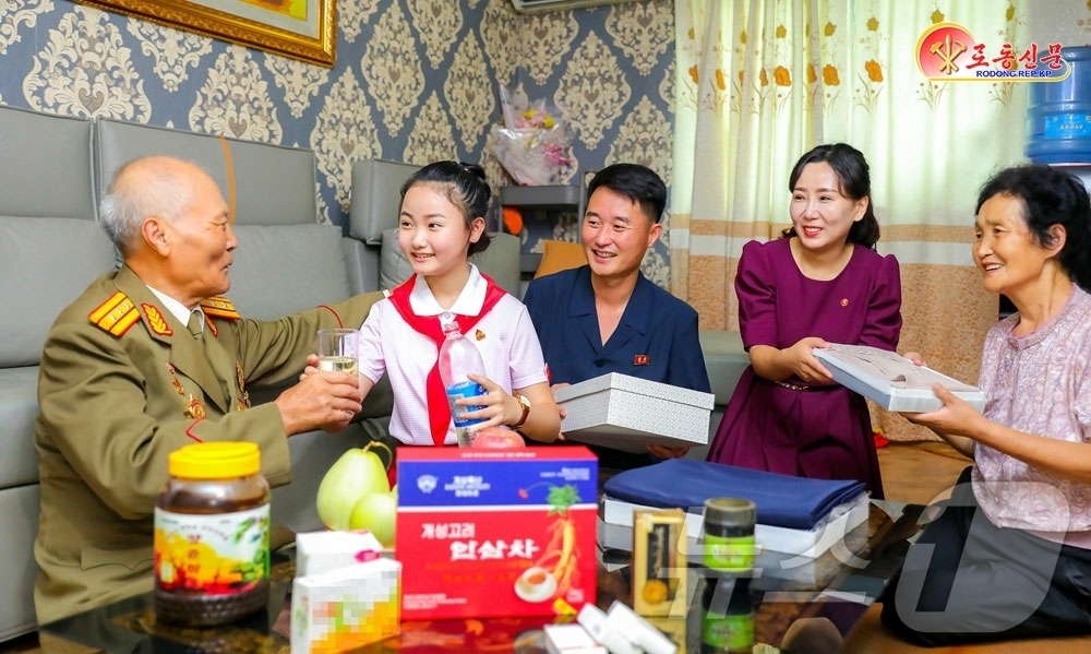 (평양 노동신문=뉴스1) = 북한 노동당 기관지 노동신문은 27일 '전승절'(한국전쟁 정전협정체결일) 73주년을 맞아 전쟁노참(참전영웅)을 친혈육처럼 돌보고 있다는 평양시 모란봉구 …