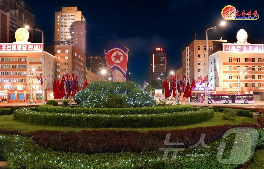 (평양 노동신문=뉴스1) = 북한 노동당 기관지 노동신문은 27일 '전승절'(한국전쟁 정전협정체결일) 73주년을 맞아 "온 나라가 경축 분위기로 설레인다"라며 "평양 시내의 이르는 …