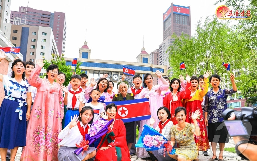 (평양 노동신문=뉴스1) = 북한 노동당 기관지 노동신문은 27일 '전승절'(한국전쟁 정전협정체결일) 73주년을 맞아 "온 나라가 경축 분위기로 설레인다"라고 보도했다. 사진은 평 …