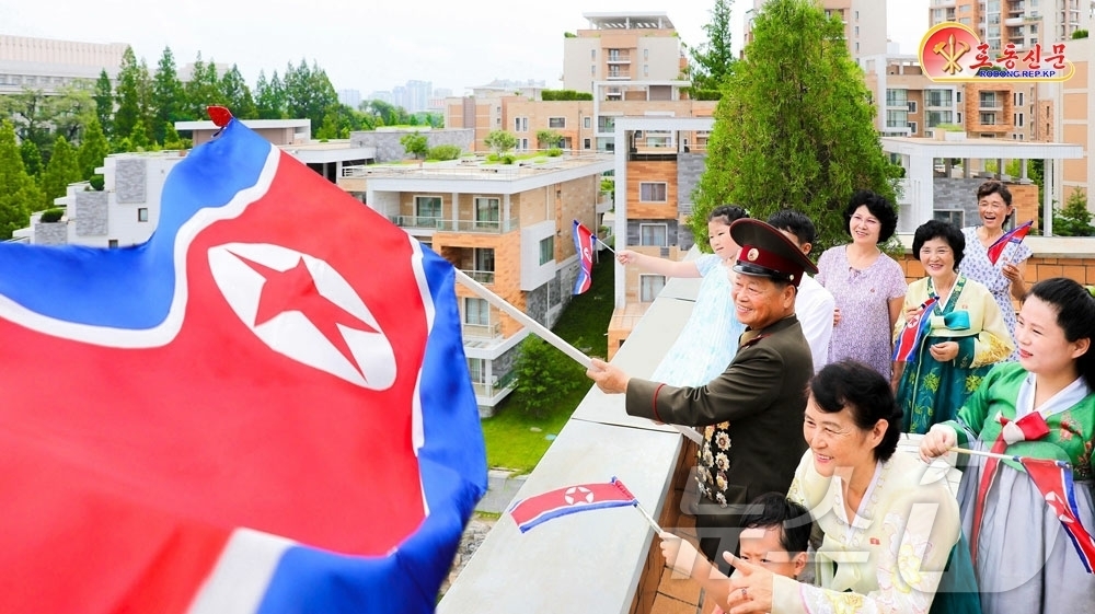 (평양 노동신문=뉴스1) = 북한 노동당 기관지 노동신문은 27일 전승절(한국전쟁 정전협정체결일) 73주년을 맞아 "온 나라가 경축 분위기로 설레인다"라고 보도했다. 사진은 전쟁노 …