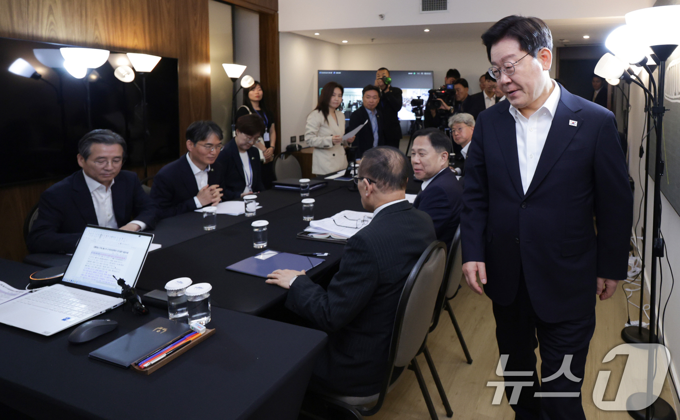 (브라질리아=뉴스1) 허경 기자 = 브라질을 국빈 방문한 이재명 대통령이 26일(현지 시간) 브라질리아에서 화상 수석·보좌관회의에 입장하고 있다. 2026.7.27/뉴스1