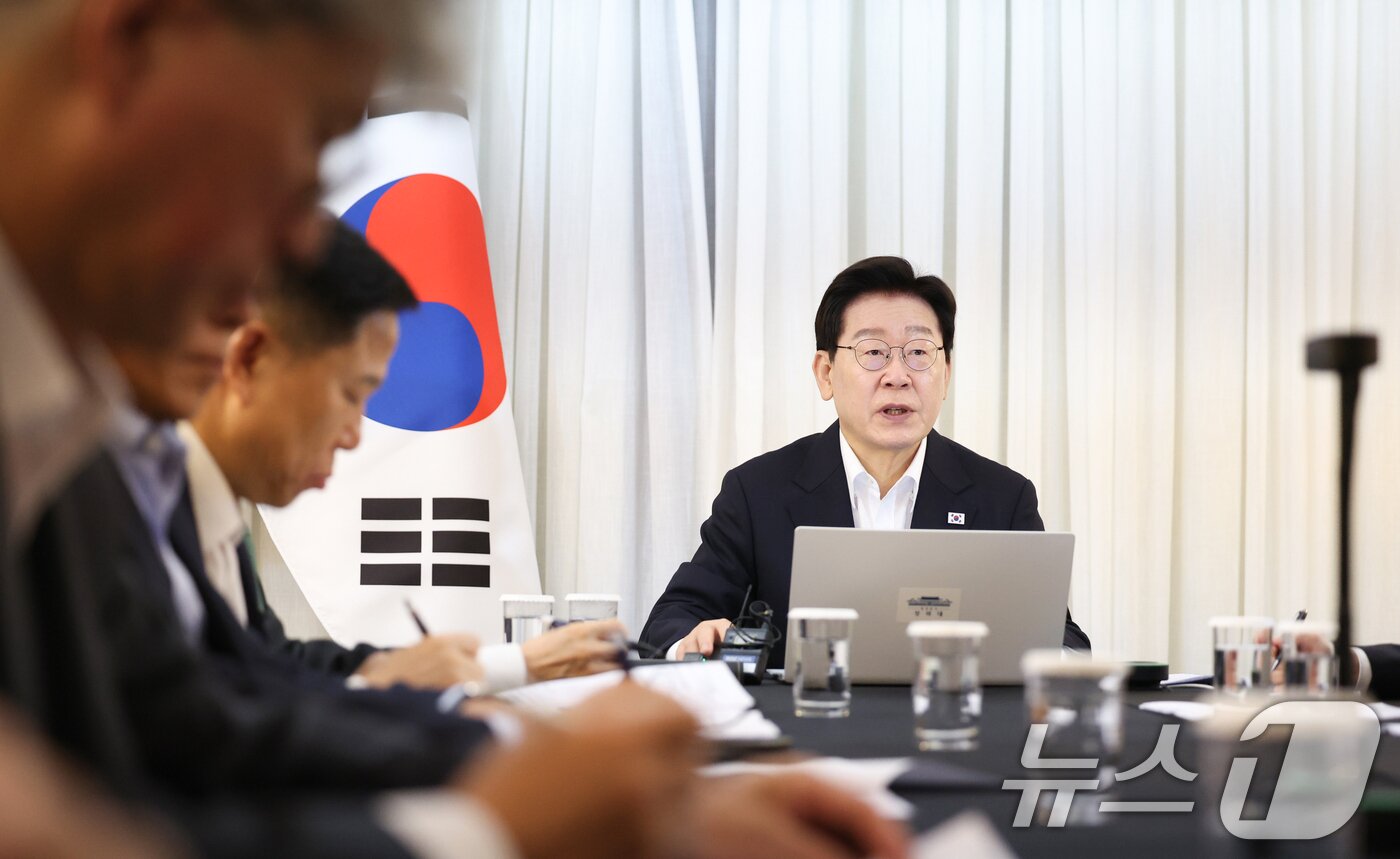 본문 이미지 - 브라질을 국빈 방문한 이재명 대통령이 26일(현지 시간) 브라질리아에서 화상 수석·보좌관회의에서 발언하고 있다. 2026.7.27 ⓒ 뉴스1 허경 기자
