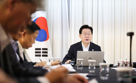 브라질 국빈 방문한 이재명 대통령, 화상으로 수석·보좌관회의