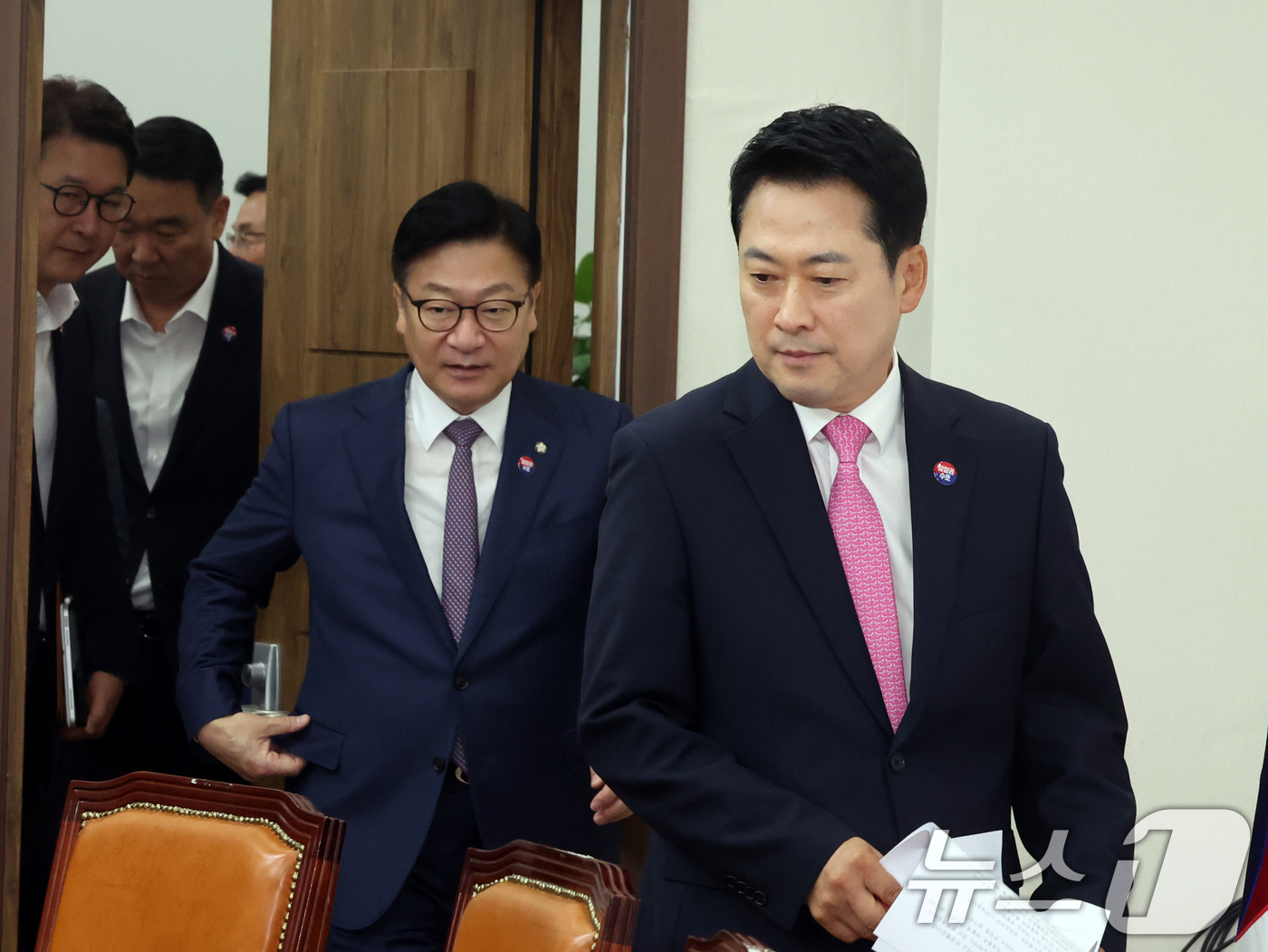 (서울=뉴스1) 황기선 기자 = 국민의힘 장동혁 대표와 정점식 원내대표가 27일 오전 서울 여의도 국회에서 열린 최고위원회의에 참석하고 있다.  2026.7.27/뉴스1