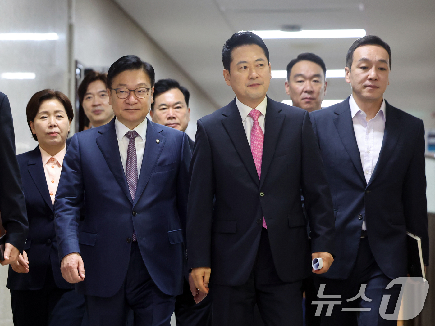 (서울=뉴스1) 황기선 기자 = 국민의힘 장동혁 대표와 정점식 원내대표가 27일 오전 서울 여의도 국회에서 열린 최고위원회의에 참석하고 있다.  2026.7.27/뉴스1