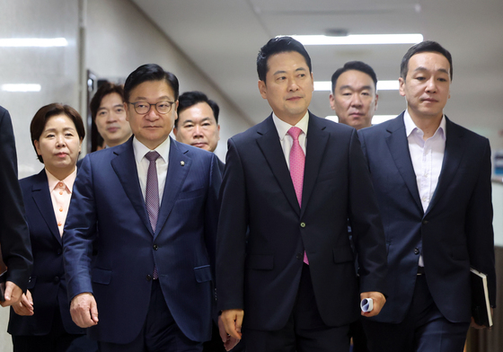 국힘 최고위 "멱살 논란 권영진, 제명 등 최고 수준 징계에 공감대"