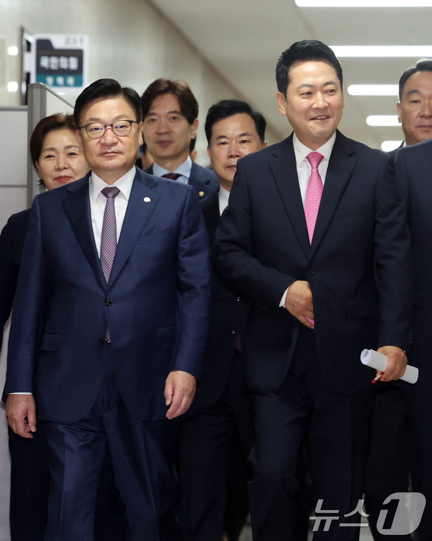 (서울=뉴스1) 황기선 기자 = 국민의힘 장동혁 대표와 정점식 원내대표가 27일 오전 서울 여의도 국회에서 열린 최고위원회의에 참석하고 있다.  2026.7.27/뉴스1