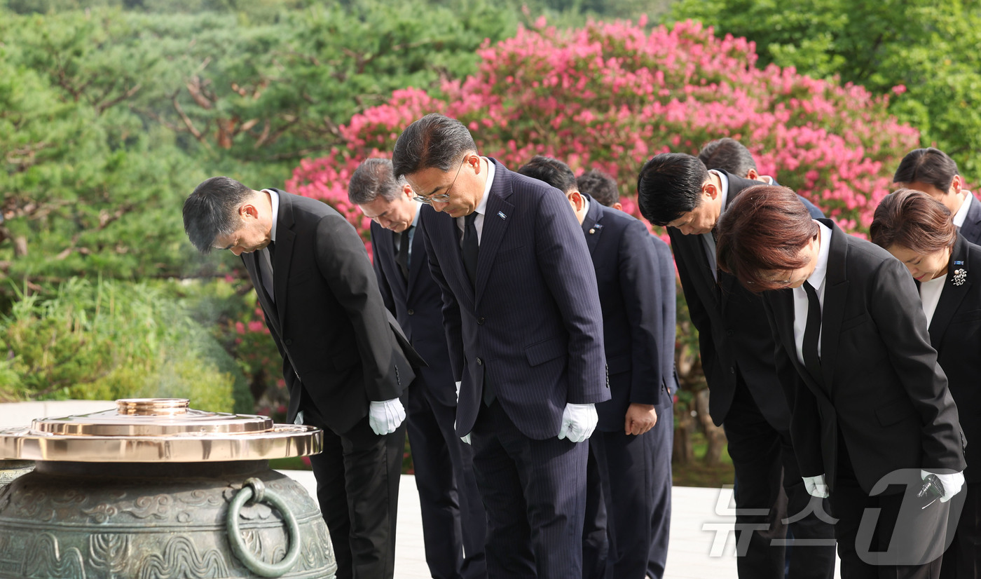 (서울=뉴스1) 이종수 기자 = 조국혁신당 신장식 신임 대표가 27일 오전 서울 동작구 국립서울현충원 현충탑에 참배하고 있다. 2026.7.27/뉴스1