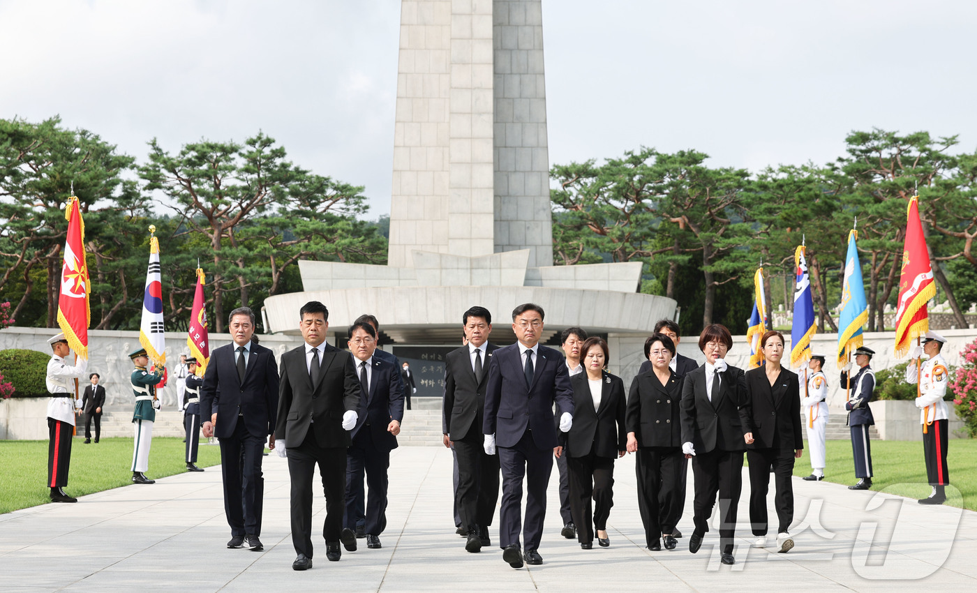 (서울=뉴스1) 이종수 기자 = 신장식 조국혁신당 대표가 27일 오전 서울 동작구 국립서울현충원을 찾아 현충탑에 참배한 후 이동하고 있다. 2026.7.27/뉴스1