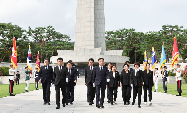 참배 마친 신장식 대표