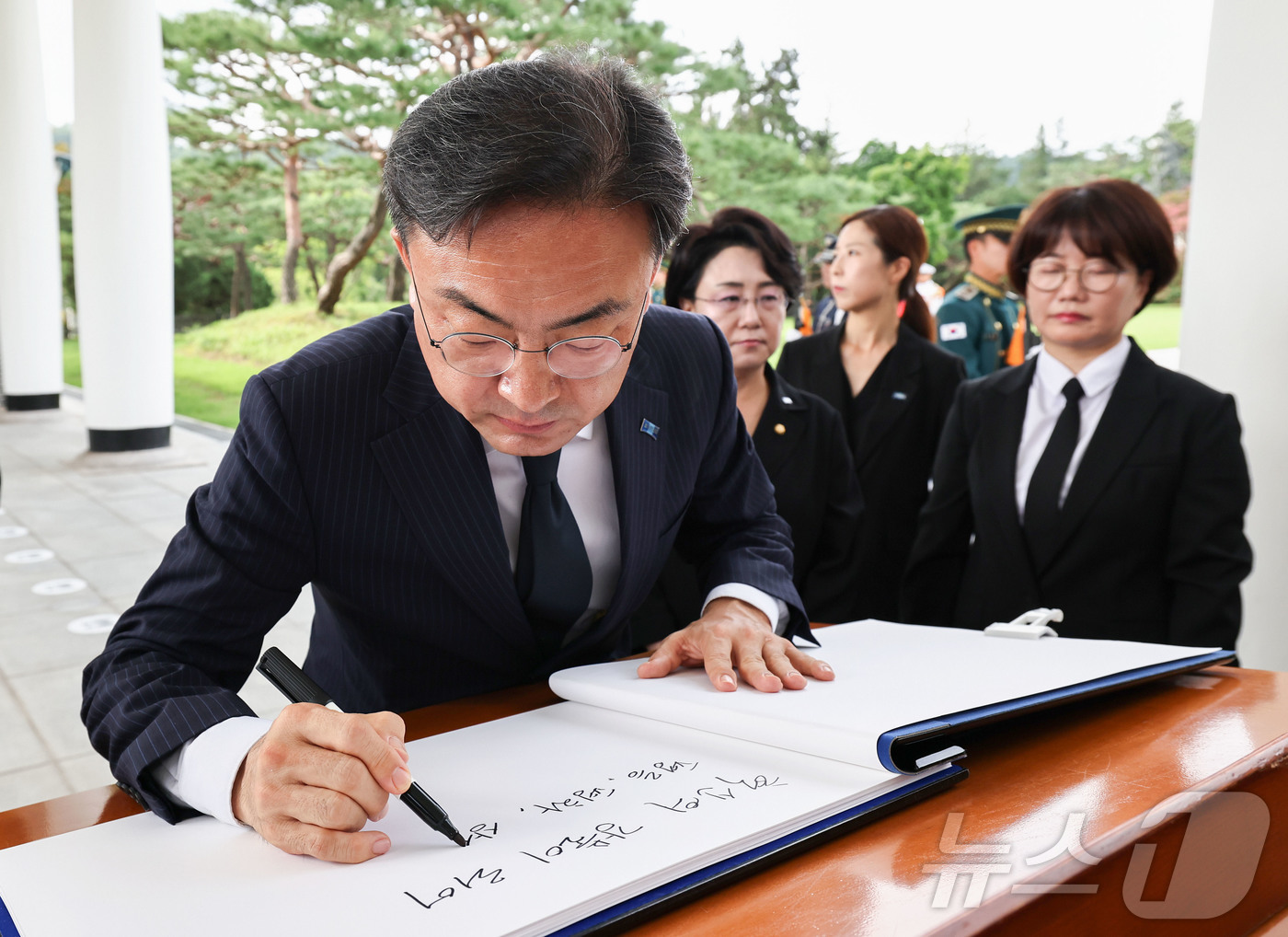 (서울=뉴스1) 이종수 기자 = 신장식 조국혁신당 대표가 27일 오전 서울 동작구 국립서울현충원에서 방명록을 작성하고 있다. 2026.7.27/뉴스1