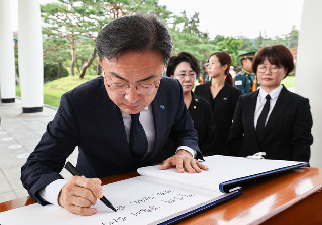 방명록 작성하는 신장식 대표
