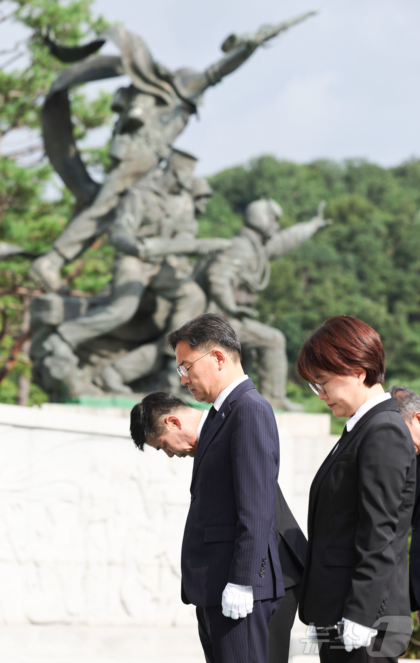 (서울=뉴스1) 이종수 기자 = 조국혁신당 신장식 신임 대표가 27일 오전 서울 동작구 국립서울현충원 현충탑에서 묵념하고 있다. 2026.7.27/뉴스1