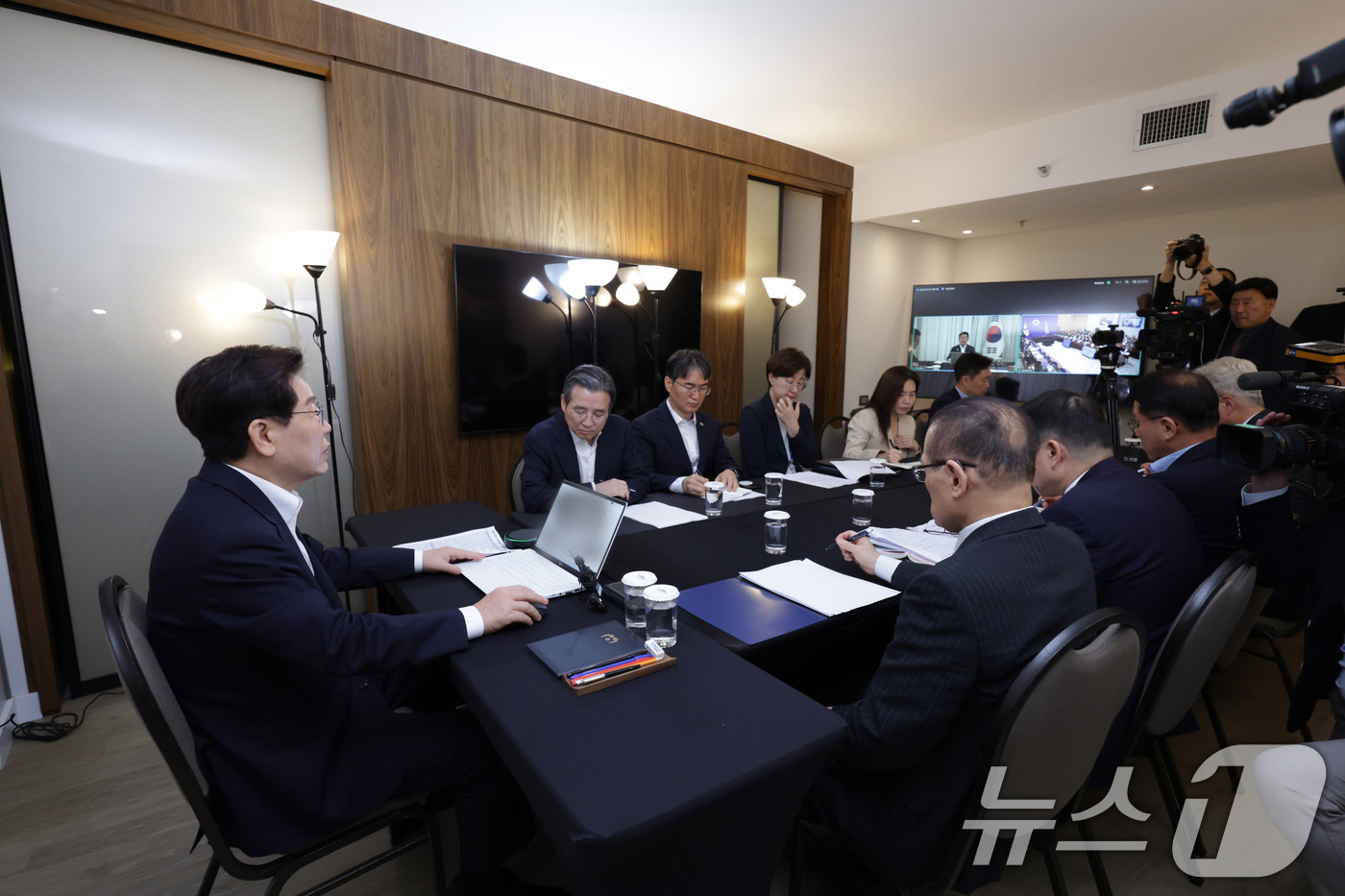 (브라질리아=뉴스1) 허경 기자 = 브라질을 국빈 방문한 이재명 대통령이 26일(현지 시간) 브라질리아에서 화상 수석·보좌관회의에서 발언하고 있다. 2026.7.27/뉴스1