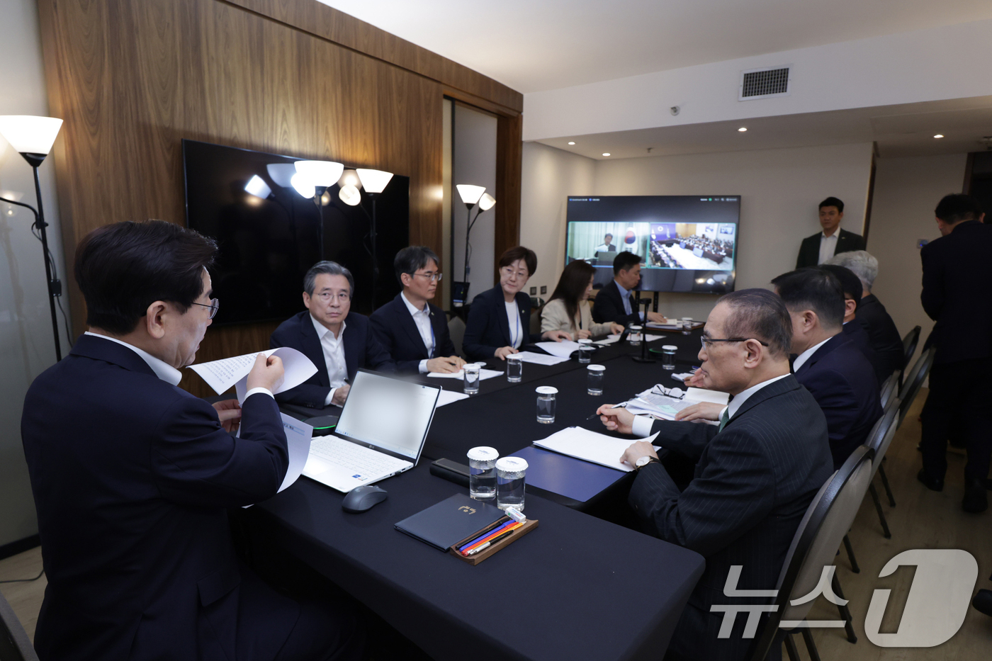 (브라질리아=뉴스1) 허경 기자 = 브라질을 국빈 방문한 이재명 대통령이 26일(현지 시간) 브라질리아에서 화상 수석·보좌관회의에서 발언하고 있다. 2026.7.27/뉴스1