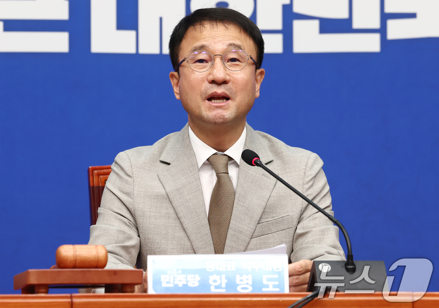 (서울=뉴스1) 김민지 기자 = 한병도 더불어민주당 당대표 직무대행 겸 원내대표가 27일 오전 서울 여의도 국회에서 열린 최고위원회의에서 모두 발언을 하고 있다. 2026.7.27 …