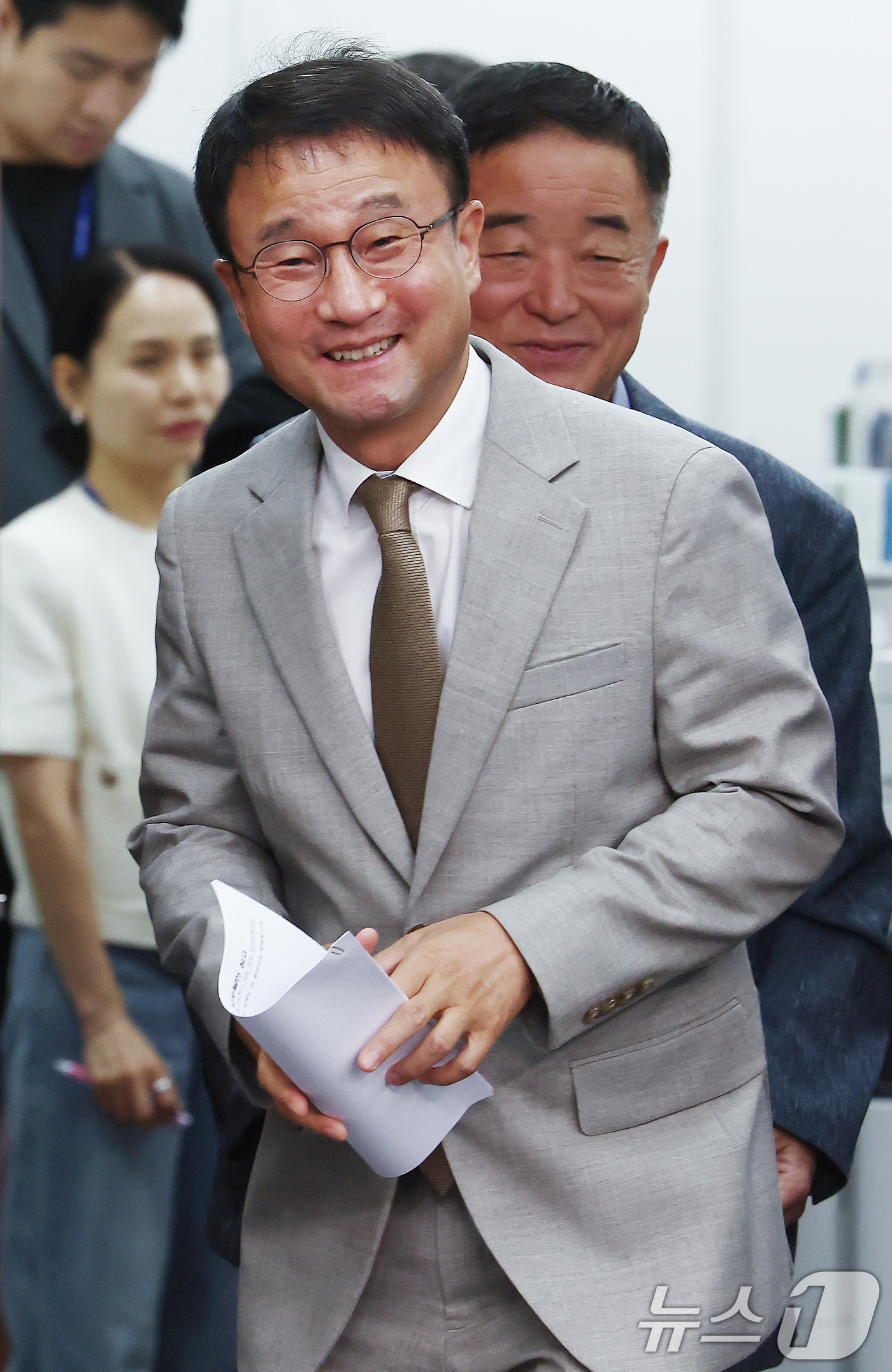 (서울=뉴스1) 김민지 기자 = 한병도 더불어민주당 당대표 직무대행 겸 원내대표가 27일 오전 서울 여의도 국회에서 열린 최고위원회의에 입장하고 있다. 2026.7.27/뉴스1
