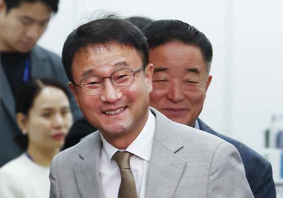 민주당 최고위 회의 입장하는 한병도 당대표 직무대행