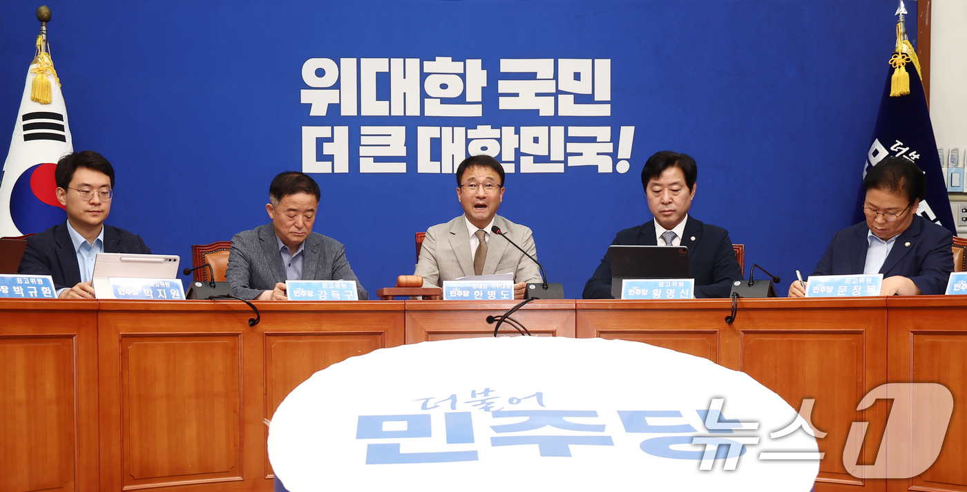 (서울=뉴스1) 김민지 기자 = 한병도 더불어민주당 당대표 직무대행 겸 원내대표가 27일 오전 서울 여의도 국회에서 열린 최고위원회의에서 모두 발언을 하고 있다. 2026.7.27 …