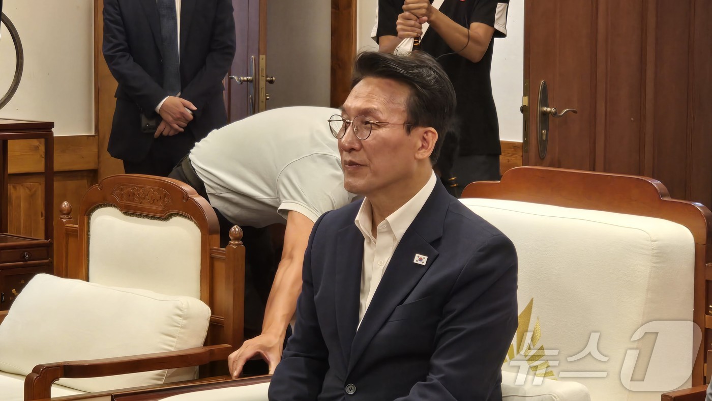 (세종=뉴스1) 장동열 기자 = 김민석 더불어민주당 당대표 후보가 27일 오전 세종시 보람동 세종시청을 방문해 조상호 시장을 만나 면담하고 있다.  2026.7.27/뉴스1