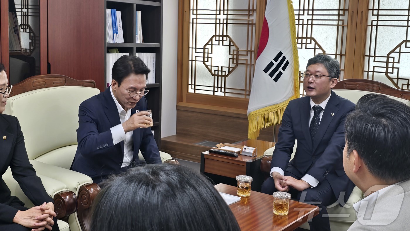 (세종=뉴스1) 장동열 기자 = 김민석 더불어민주당 당대표 후보가 27일 오전 세종시 보람동 세종시의회를 안신일 의장 등 민주당 의원들과 면담하고 있다.  2026.7.27/뉴스1 …