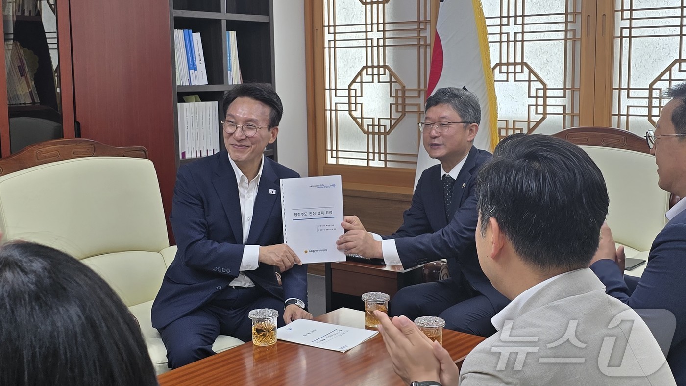 (세종=뉴스1) 장동열 기자 = 더불어민주당 당대표 선거에 나선 김민석 전 국무총리가 27일 오전 세종시 보람동 세종시시의회를 방문해 안신일 의장으로부터 행정수도특별법 등 건의서를 …