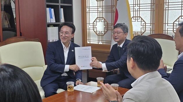 김민석 전 국무총리, 세종시의회 방문