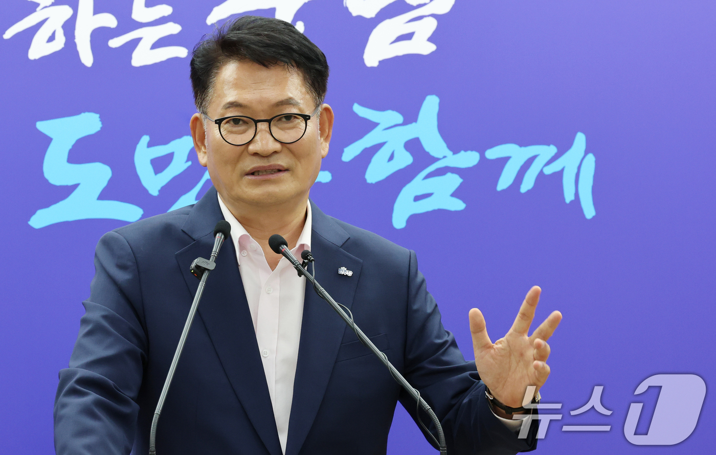 (홍성=뉴스1) 김기태 기자 = 송영길 더불어민주당 당대표 후보가 27일 오전 충남 홍성군 충남도청 브리핑룸에서 기자회견을 하고 있다. 2026.7.27/뉴스1